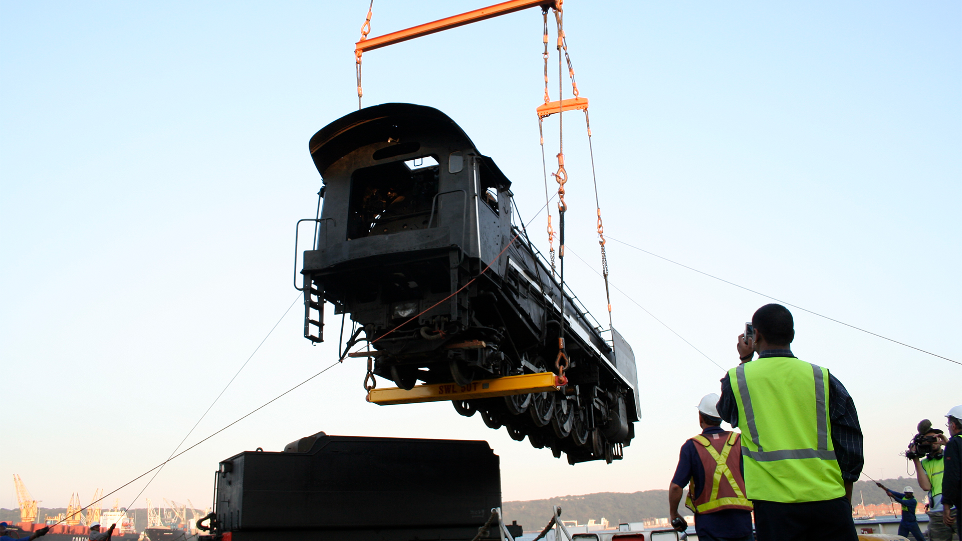 Monster Moves - S3E4 - 100 Ton Train